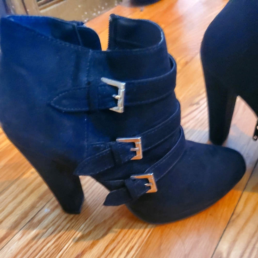 Heeled booties with buckles